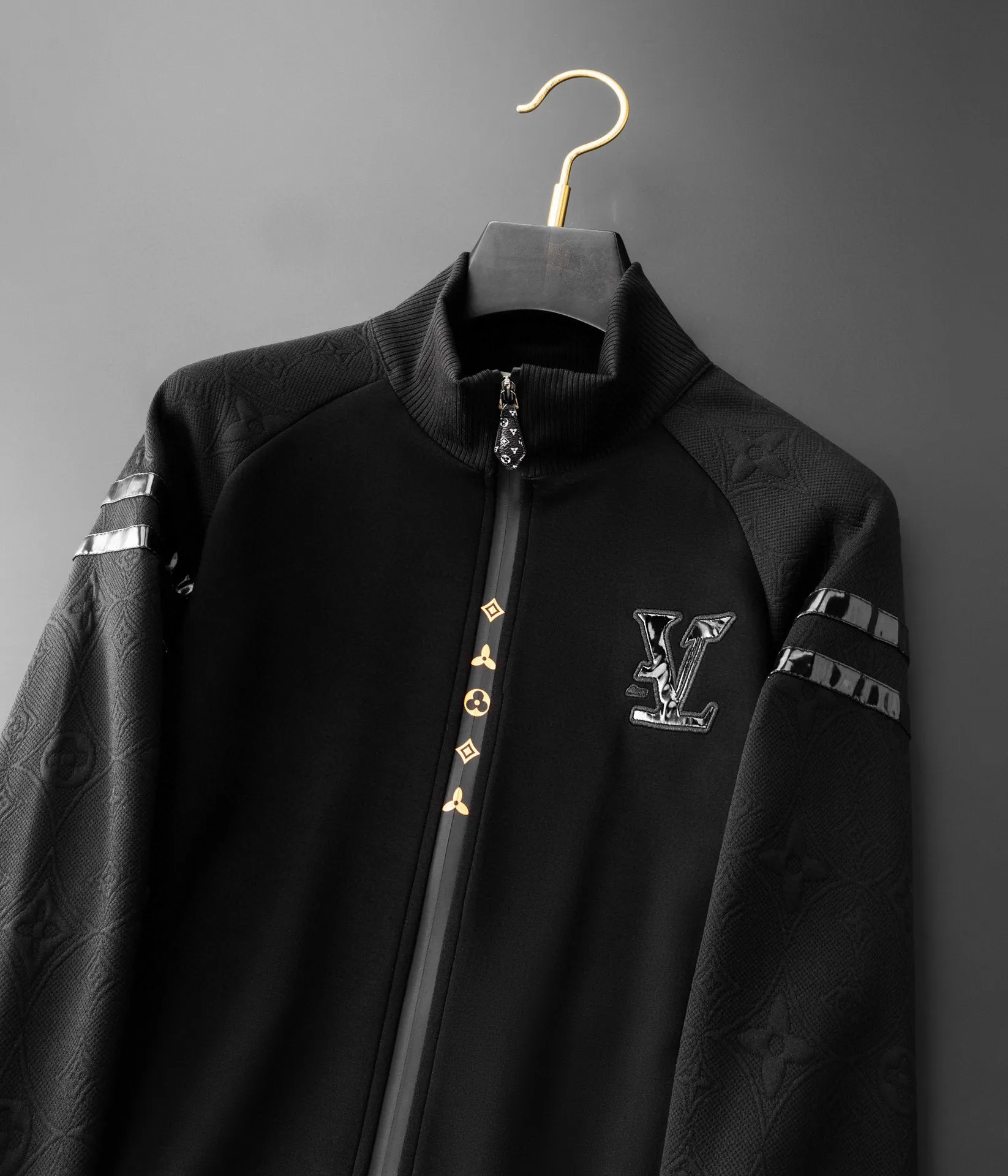 🅿️620 [LV Louis Vuitton] hot-selling suit is coming. Focus on the original version of the official website. 2025 new hot-selling cardigan and sweatshirt suit. The original order is the best. 🇭🇰The meticulous work of top designers. It has a fitting and perfect upper body effect. All-natural high-quality Tencel Roman cotton 100%, close-fitting comfort, noble and elegant! Original hardware embodies elegance and nobility! Counter size: M-4XL (up to 190 pounds)